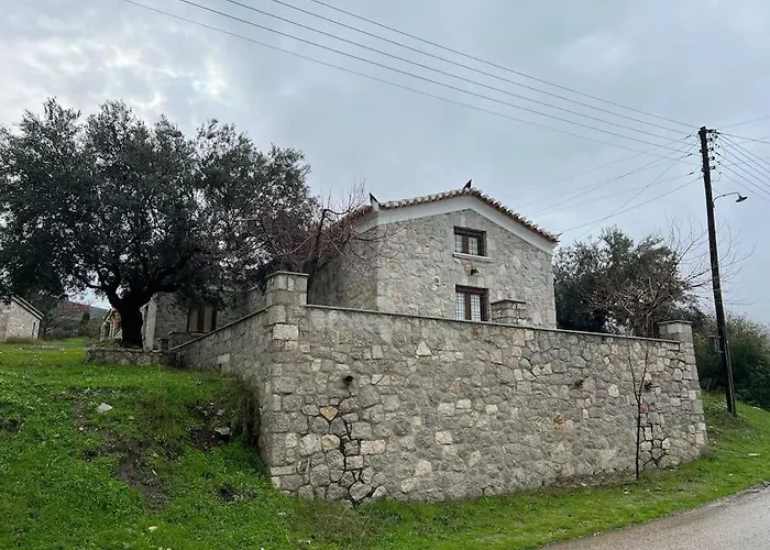 Cheerful 3 Bedroom Cottage With Indoor Fireplace