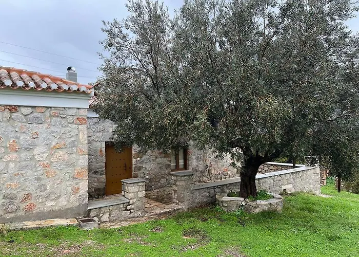 Cheerful 3 Bedroom Cottage With Indoor Fireplace