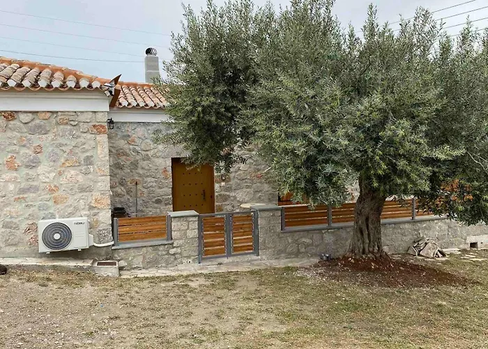 Cheerful 3 Bedroom Cottage With Indoor Fireplace