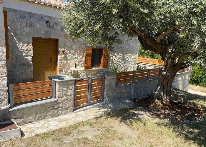 Cheerful 3 Bedroom Cottage With Indoor Fireplace
